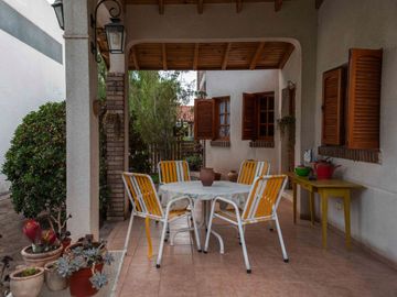 VENTA CASA CATEGORIA BARRIO DALVIAN-CIUDAD-MENDOZA
