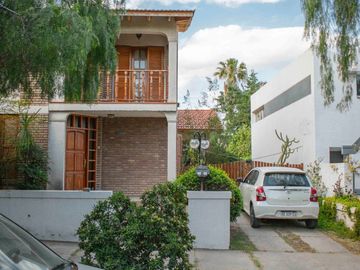 VENTA CASA CATEGORIA BARRIO DALVIAN-CIUDAD-MENDOZA