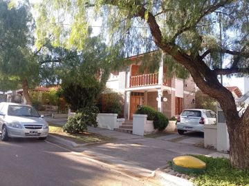 VENTA CASA CATEGORIA BARRIO DALVIAN-CIUDAD-MENDOZA