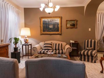 VENTA CASA CATEGORIA BARRIO DALVIAN-CIUDAD-MENDOZA