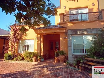 Venta Monte Grande Barrio Mirasoles Chalet c/ Cochera Quincho Galeria y Pileta