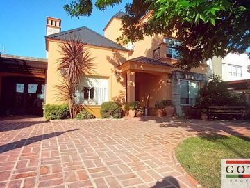 Venta Monte Grande Barrio Mirasoles Chalet c/ Cochera Quincho Galeria y Pileta