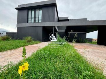 Espectacular Casa de Diseño en Área 5, Barrio San Sebastián. No te la Pierdas!!
