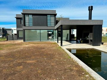 Espectacular Casa de Diseño en Área 5, Barrio San Sebastián. No te la Pierdas!!