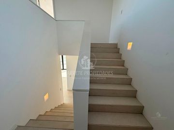 Espectacular Casa de Diseño en Área 5, Barrio San Sebastián. No te la Pierdas!!
