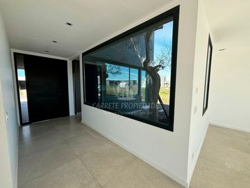 Espectacular Casa de Diseño en Área 5, Barrio San Sebastián. No te la Pierdas!!