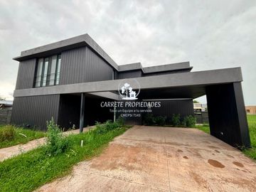 Espectacular Casa de Diseño en Área 5, Barrio San Sebastián. No te la Pierdas!!