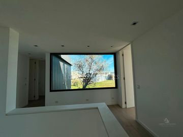Espectacular Casa de Diseño en Área 5, Barrio San Sebastián. No te la Pierdas!!