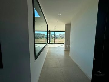 Espectacular Casa de Diseño en Área 5, Barrio San Sebastián. No te la Pierdas!!