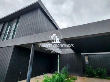 Espectacular Casa de Diseño en Área 5, Barrio San Sebastián. No te la Pierdas!!