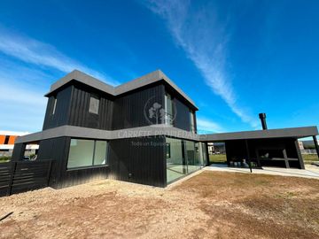 Espectacular Casa de Diseño en Área 5, Barrio San Sebastián. No te la Pierdas!!