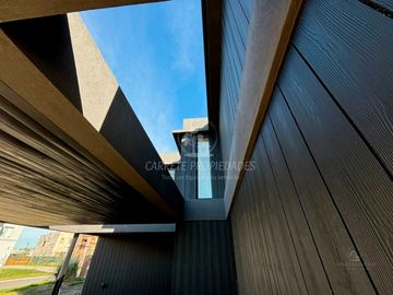 Espectacular Casa de Diseño en Área 5, Barrio San Sebastián. No te la Pierdas!!