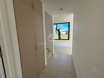 Espectacular Casa de Diseño en Área 5, Barrio San Sebastián. No te la Pierdas!!