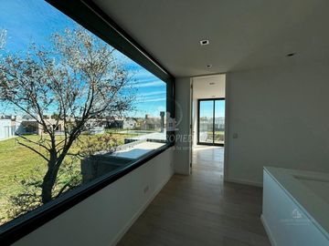 Espectacular Casa de Diseño en Área 5, Barrio San Sebastián. No te la Pierdas!!