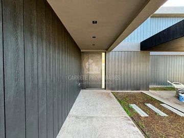 Espectacular Casa de Diseño en Área 5, Barrio San Sebastián. No te la Pierdas!!