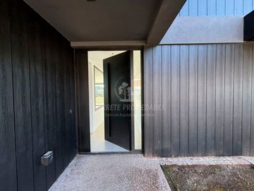 Espectacular Casa de Diseño en Área 5, Barrio San Sebastián. No te la Pierdas!!