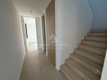 Espectacular Casa de Diseño en Área 5, Barrio San Sebastián. No te la Pierdas!!