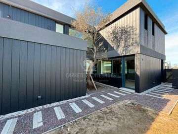 Espectacular Casa de Diseño en Área 5, Barrio San Sebastián. No te la Pierdas!!