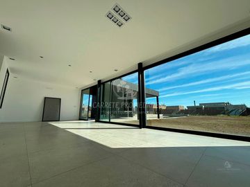 Espectacular Casa de Diseño en Área 5, Barrio San Sebastián. No te la Pierdas!!