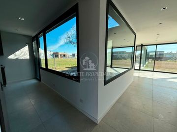 Espectacular Casa de Diseño en Área 5, Barrio San Sebastián. No te la Pierdas!!