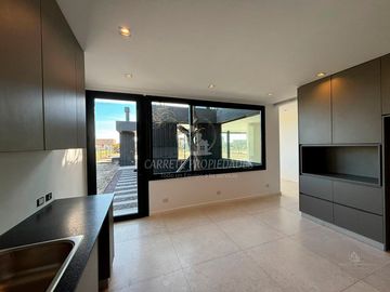 Espectacular Casa de Diseño en Área 5, Barrio San Sebastián. No te la Pierdas!!
