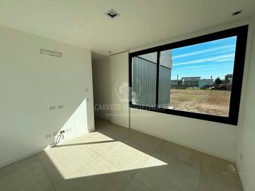 Espectacular Casa de Diseño en Área 5, Barrio San Sebastián. No te la Pierdas!!
