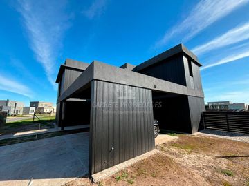 Espectacular Casa de Diseño en Área 5, Barrio San Sebastián. No te la Pierdas!!