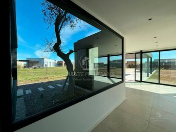 Espectacular Casa de Diseño en Área 5, Barrio San Sebastián. No te la Pierdas!!
