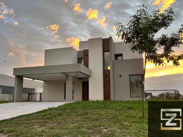 Casa en venta de 4 dormitorios c/ cochera en San felipe