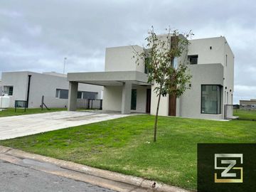 Casa en venta de 4 dormitorios c/ cochera en San felipe