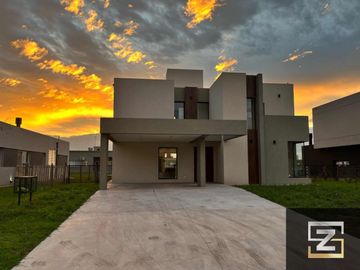 Casa en venta de 4 dormitorios c/ cochera en San felipe