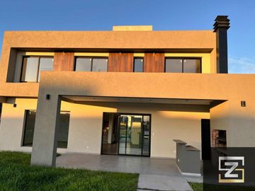 Casa en venta de 4 dormitorios c/ cochera en San felipe