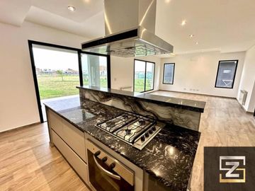 Casa en venta de 4 dormitorios c/ cochera en San felipe