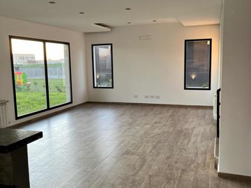 Casa en venta de 4 dormitorios c/ cochera en San felipe