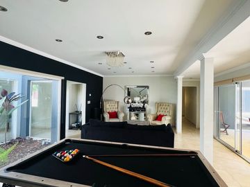 Casa en alquiler de 5 dormitorios c/ cochera en Buenos Aires Village