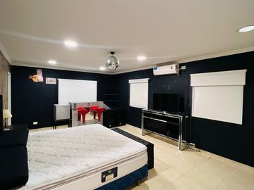 Casa en alquiler de 5 dormitorios c/ cochera en Buenos Aires Village
