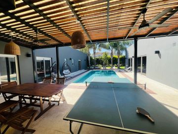 Casa en alquiler de 5 dormitorios c/ cochera en Buenos Aires Village