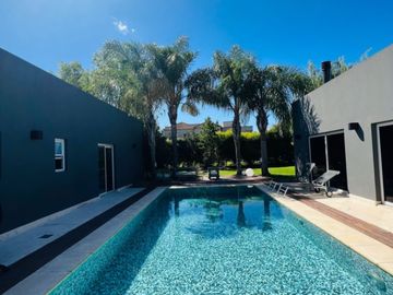 Casa en alquiler de 5 dormitorios c/ cochera en Buenos Aires Village