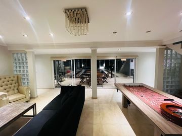 Casa en alquiler de 5 dormitorios c/ cochera en Buenos Aires Village