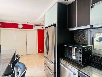 Casa en alquiler de 5 dormitorios c/ cochera en Buenos Aires Village