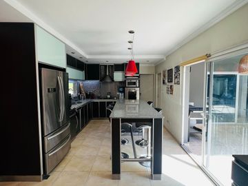 Casa en alquiler de 5 dormitorios c/ cochera en Buenos Aires Village