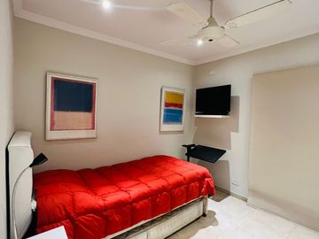 Casa en alquiler de 5 dormitorios c/ cochera en Buenos Aires Village