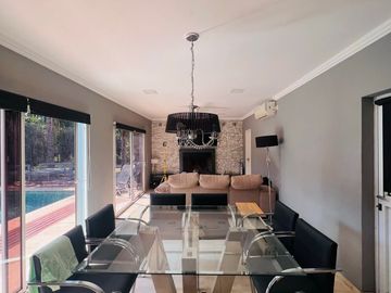 Casa en alquiler de 5 dormitorios c/ cochera en Buenos Aires Village