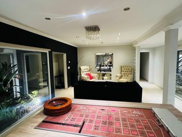 Casa en alquiler de 5 dormitorios c/ cochera en Buenos Aires Village
