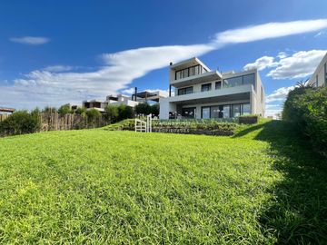 Casa en venta de 4 dormitorios al Rio en Nordelta El Yacht