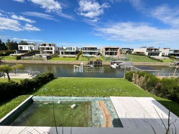 Casa en venta de 4 dormitorios al Rio en Nordelta El Yacht