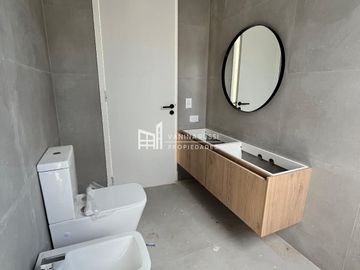 Casa en venta de 4 dormitorios al Rio en Nordelta El Yacht