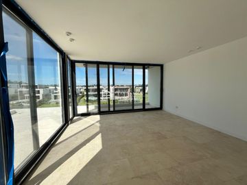 Casa en venta de 4 dormitorios al Rio en Nordelta El Yacht