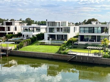 Casa en venta de 4 dormitorios al Rio en Nordelta El Yacht