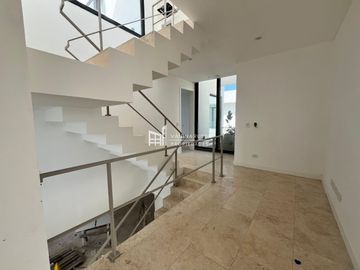 Casa en venta de 4 dormitorios al Rio en Nordelta El Yacht